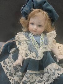 Bambola di porcellana da collezione 