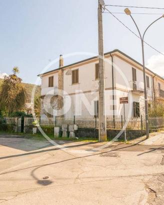 Villa di 280 m² con 5 locali e box auto a Arce