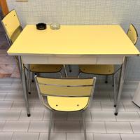Tavolo e mobili vintage anni 60 in formica