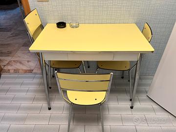 Tavolo e mobili vintage anni 60 in formica