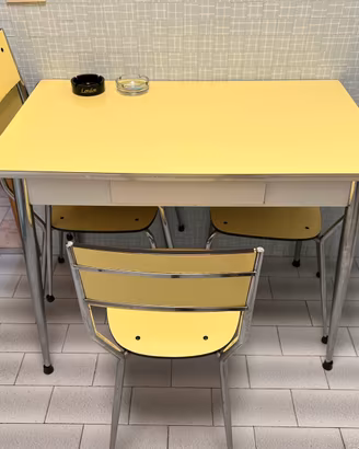 Tavolo e mobili vintage anni 60 in formica