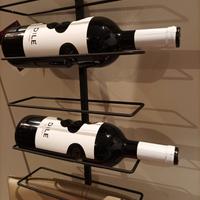 Porta bottiglie da muro, design minimal.