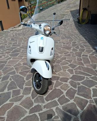 vespa gts 300i  bianca
