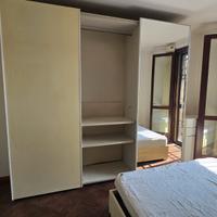 Armadio moderno a 3 ante (una a specchio) 