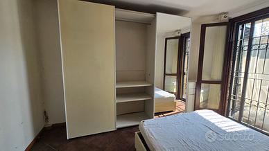 Armadio moderno a 3 ante (una a specchio) 