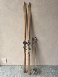 Sci antichi in legno con bastoni