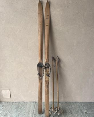 Sci antichi in legno con bastoni