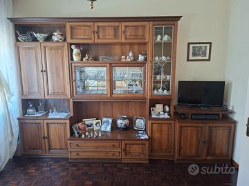 Soggiorno completo di divano e tavolo