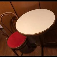 Tavolini e sedie vintage in legno