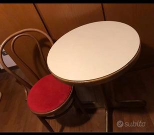 Tavolini e sedie vintage in legno