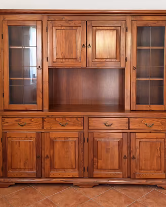 Credenza con cristalliera in legno stile rustico