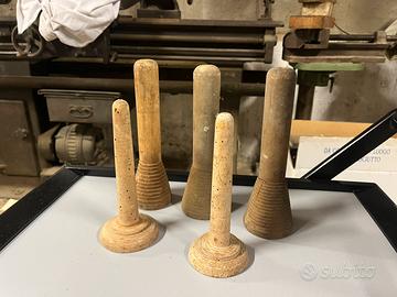 Antichi rocchetti da tessitura in legno tornito