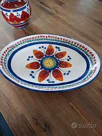 Grande vassoio ovale e vaso in ceramica siciliana