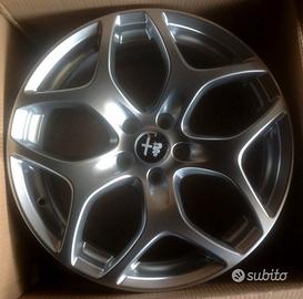 Cerchi in lega 18" originali STELVIO con gomme