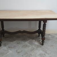 Tavolo in legno con ripiano in marmo