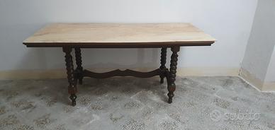 Tavolo in legno con ripiano in marmo