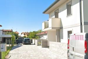 Villa centrale con portico/garage