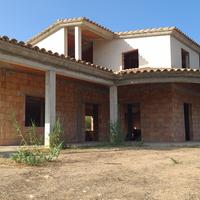 Villa su tre livelli con terreno circostante