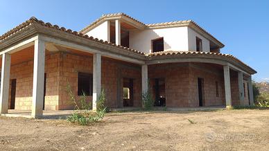 Villa su tre livelli con terreno circostante