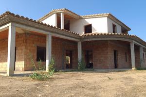 Villa su tre livelli con terreno circostante