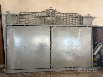 2 cancelli in ferro zincato con decoro superiore