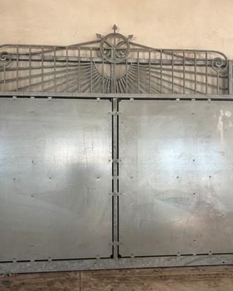 2 cancelli in ferro zincato con decoro superiore