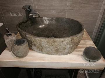 Lavandino in pietra o sasso di Fiume scavato