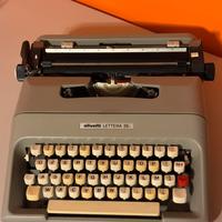 Macchina da scrivere Olivetti Lettera 35 vintage