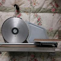 Affettatrice manuale.