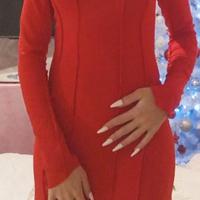 Abito rosso aderente a maniche lunghe