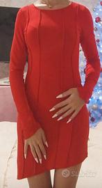 Abito rosso aderente a maniche lunghe