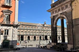 MULTILOCALE A NAPOLI