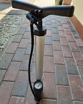 Pompa gonfiaggio bicicletta da corsa