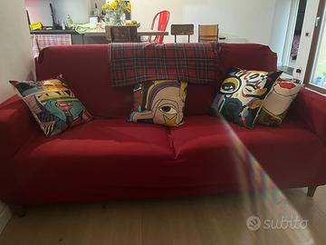 Divano in tessuto a tre posti