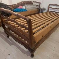 coppia di letti in legno intagliato
