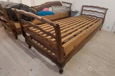 coppia di letti in legno intagliato