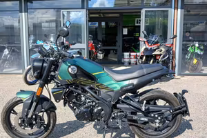 BENELLI Leoncino 125 .