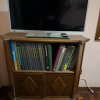 Mobiletto in legno e tv