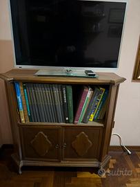 Mobiletto in legno e tv