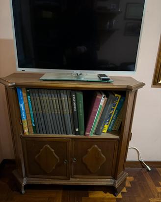 Mobiletto in legno e tv