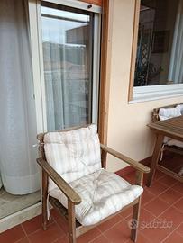 tavolo in legno e sedie