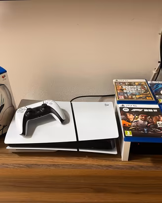 PS5 Slim da 1 TB + 4 giochi cuffie e volante