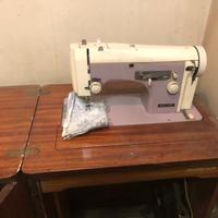 Macchina da cucire vintage Necchi