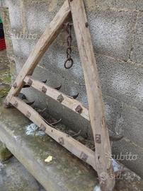 Antico erpice in legno