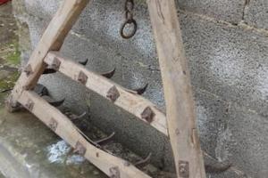 Antico erpice in legno