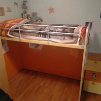 Letto a castello con scaletta e contenitore