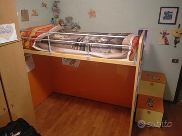 Letto a castello con scaletta e contenitore