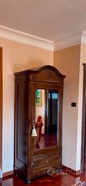 Armadio in legno con anta a specchio e cassetto
