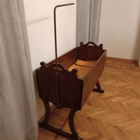 Antica culla in legno