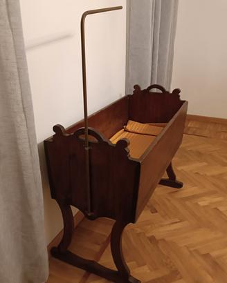 Antica culla in legno